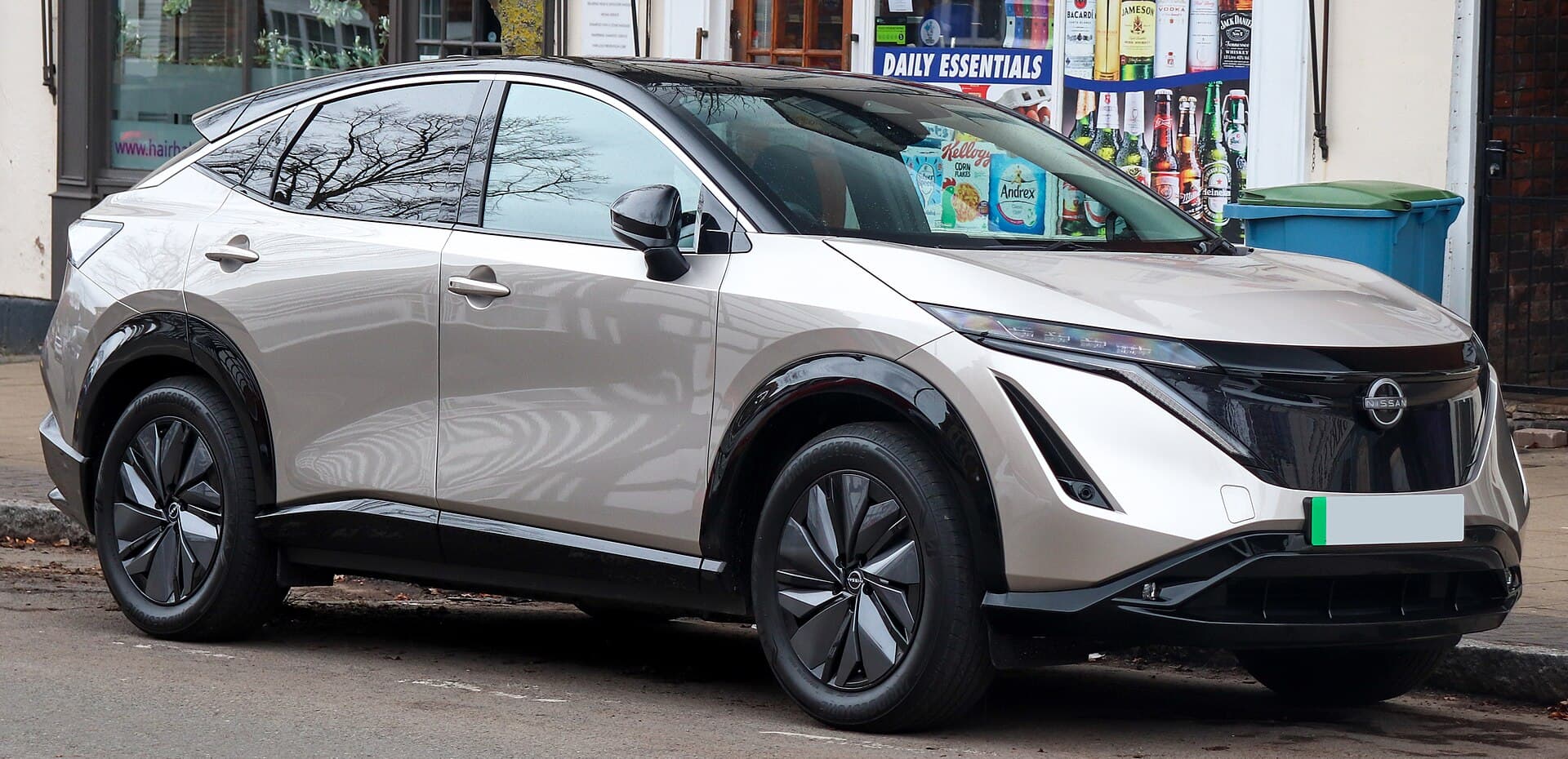 Nissan Ariya elettrica vista frontale, SUV coupe di colore chiaro