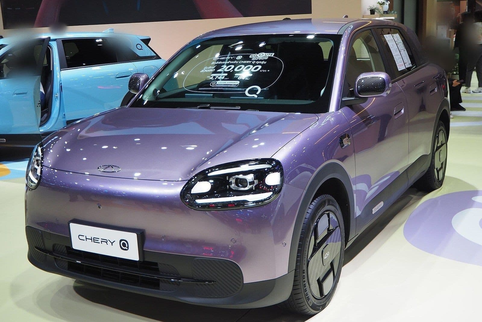 Chery Q Quint viola, vista di tre quarti anteriore a un salone