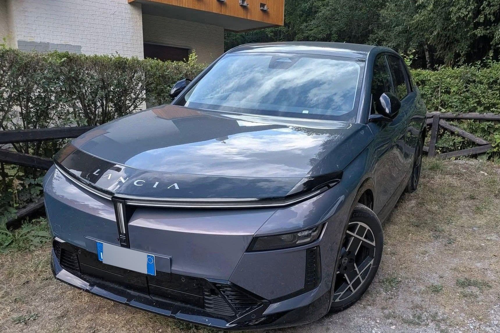 Lancia Gamma HF grigia, vista di tre quarti anteriore