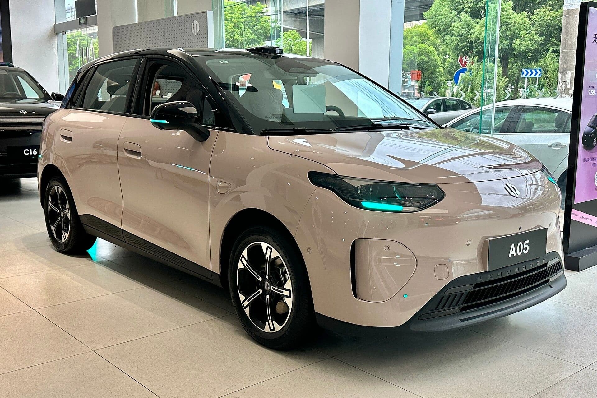 Leapmotor A05 beige, la B03 come si chiama in Cina, vista di tre quarti anteriore