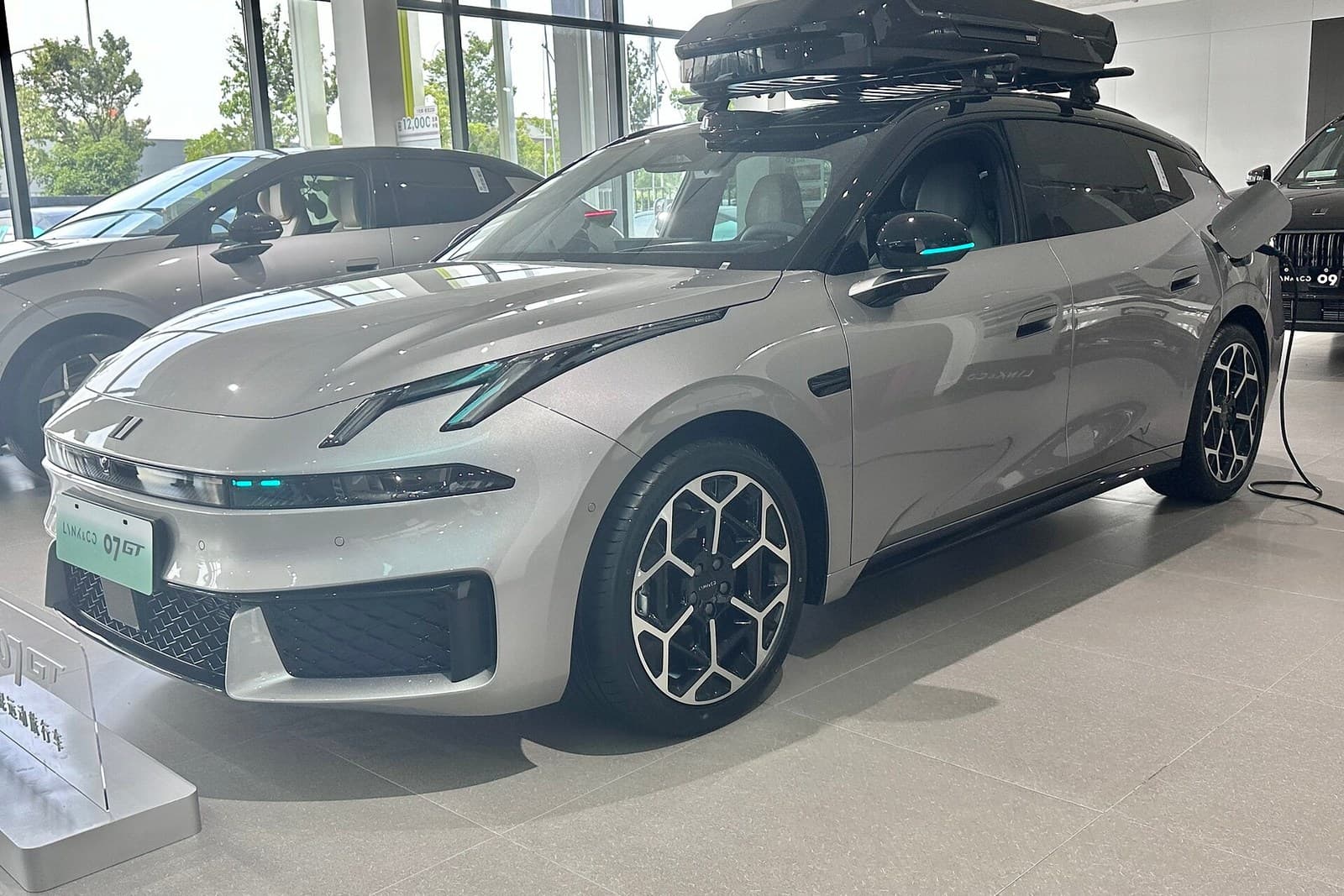 Lynk & Co 07 GT argento in concessionaria, vista di tre quarti anteriore