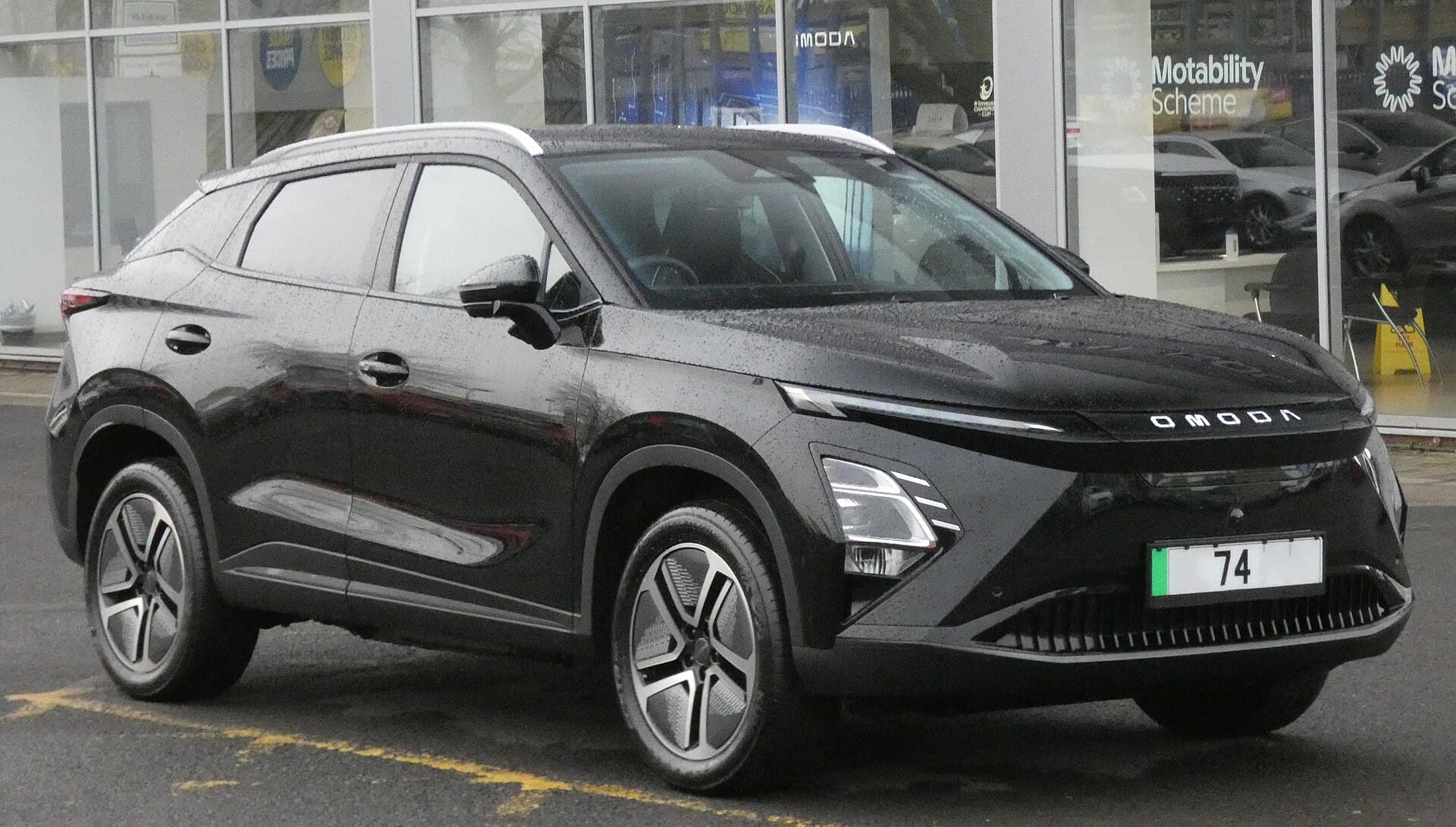 Omoda E5 elettrica di colore nero, vista frontale