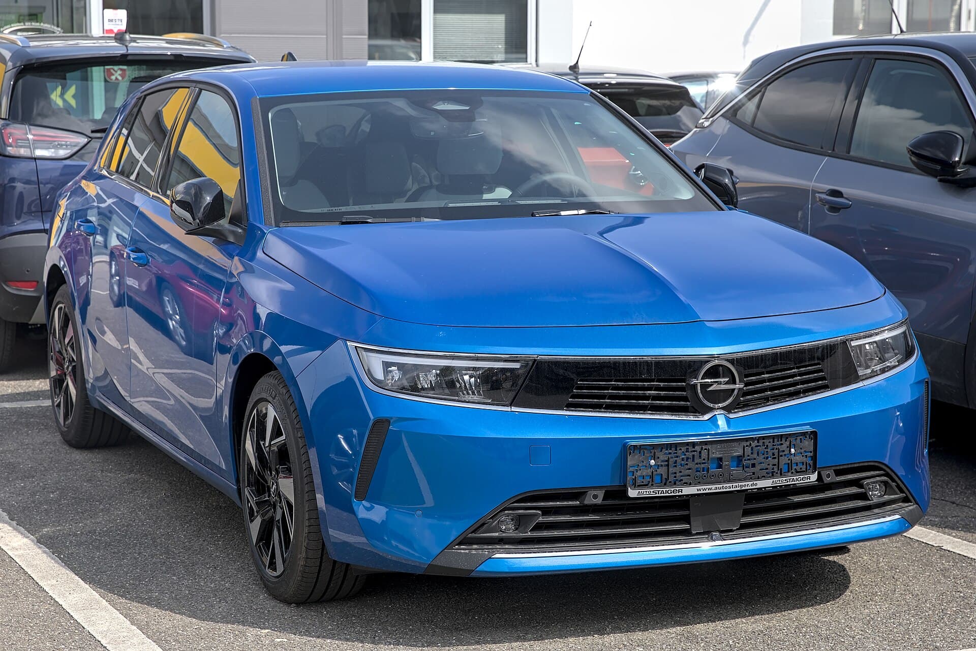 Opel Astra L hatchback di colore blu, vista di tre quarti anteriore