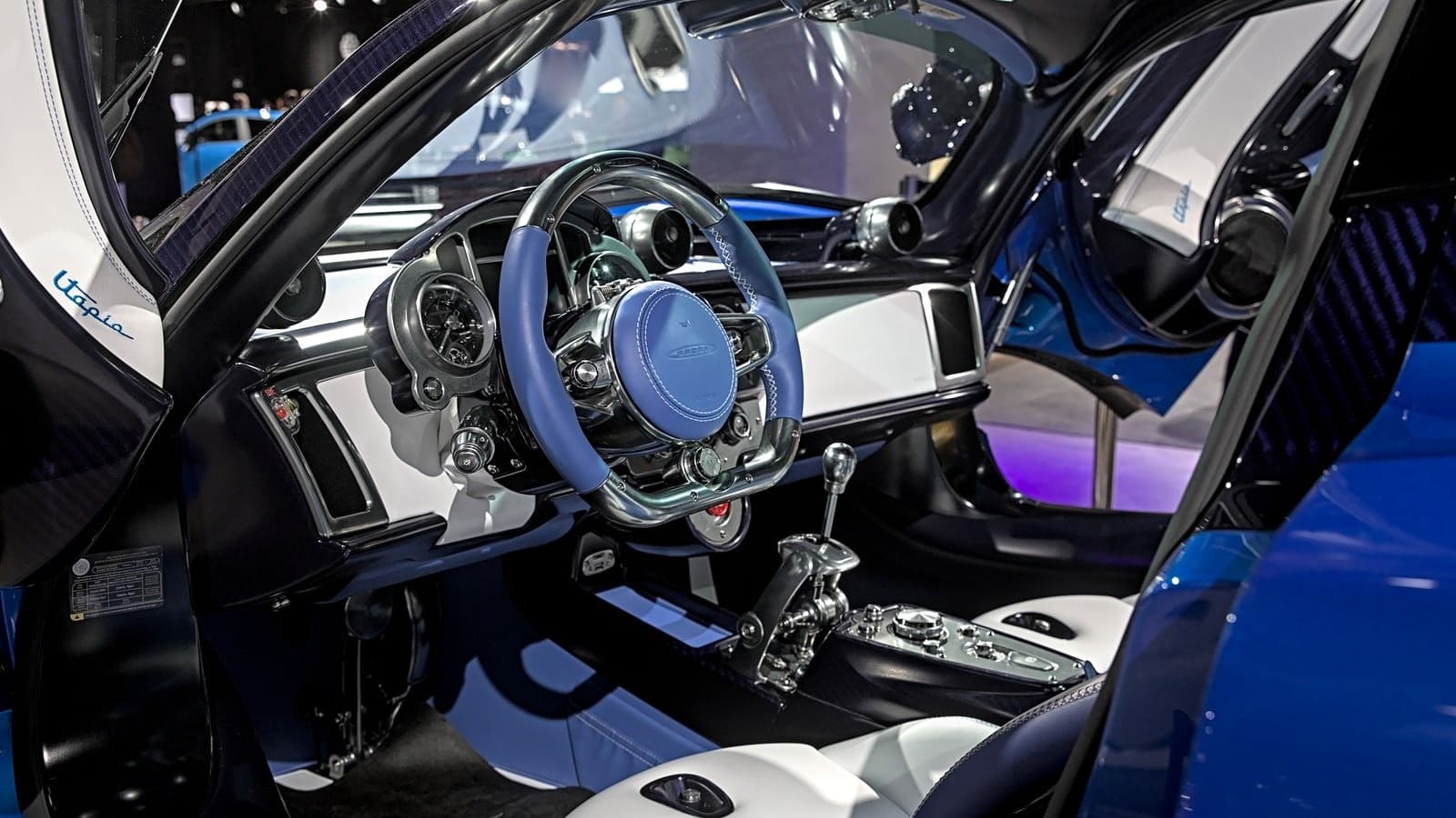 Pagani Utopia, abitacolo con volante in alluminio e leva del cambio a vista