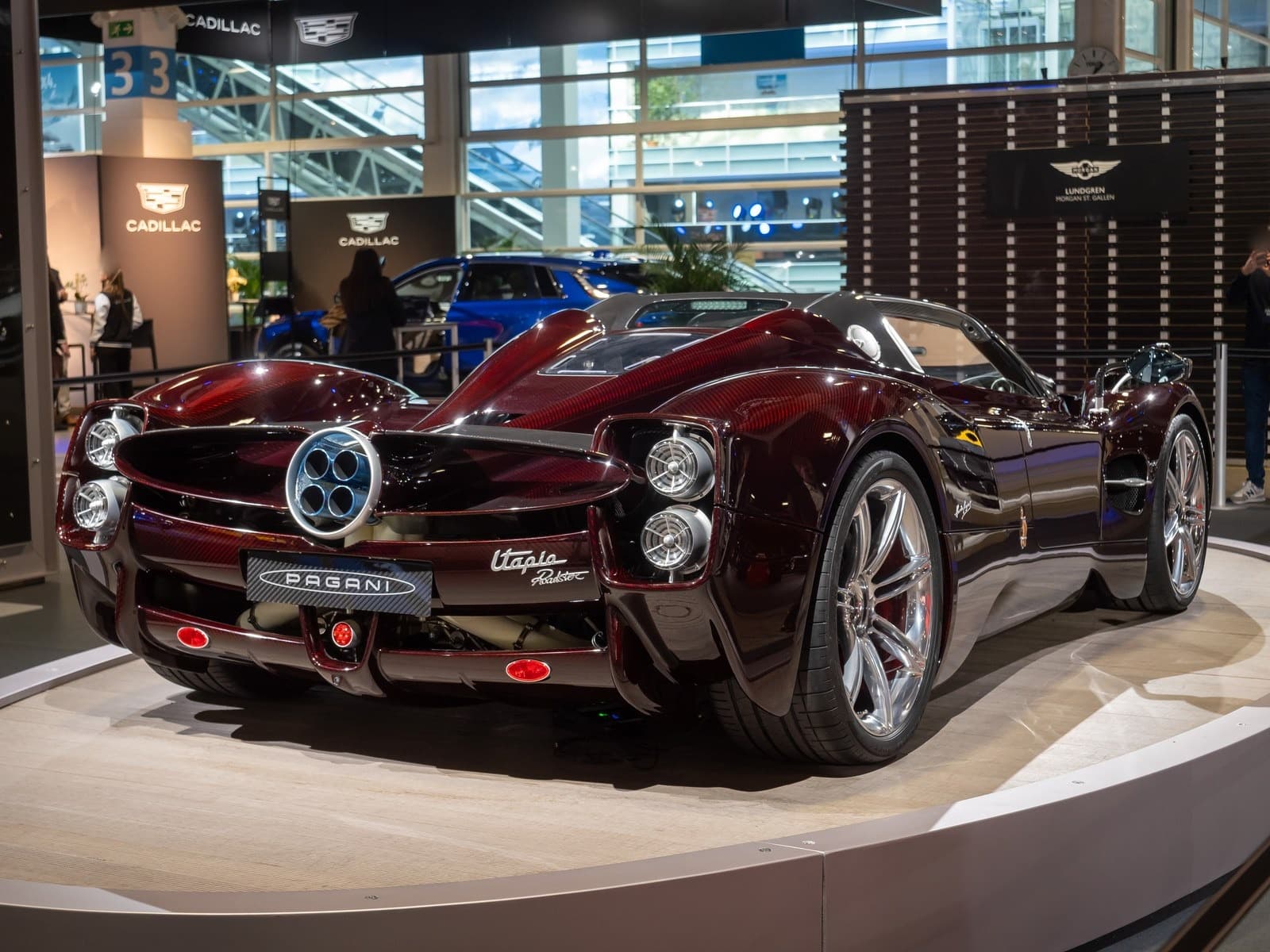 Pagani Utopia Roadster rosso scuro, vista posteriore di tre quarti