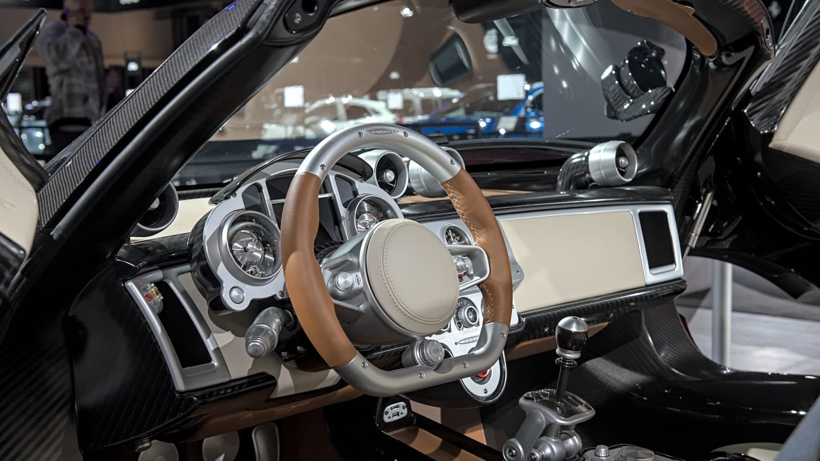 Pagani Utopia Roadster, abitacolo con volante in alluminio e pelle marrone