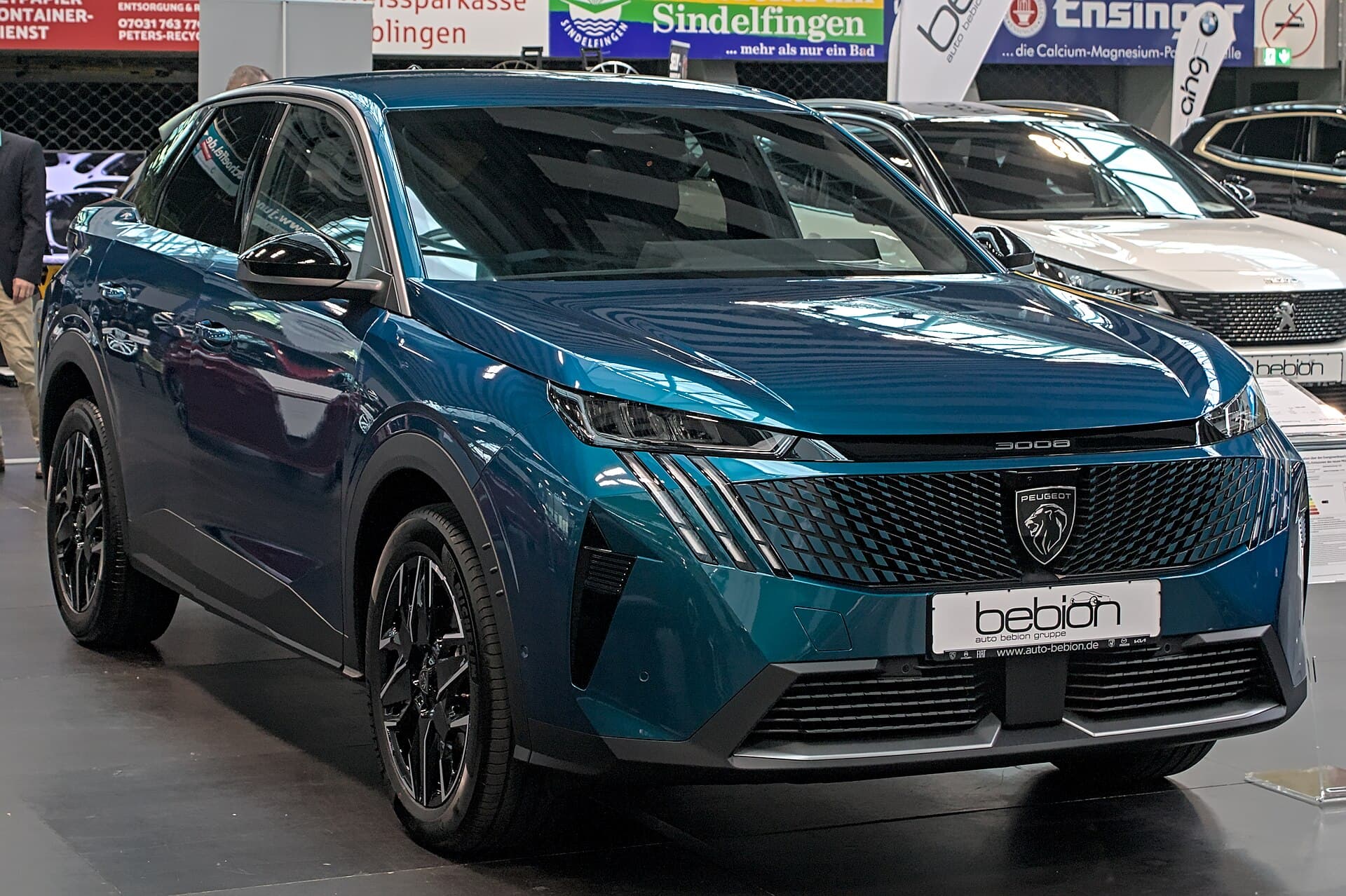 Peugeot 3008 di terza generazione, colore blu, vista esterna al salone di Sindelfingen 2024