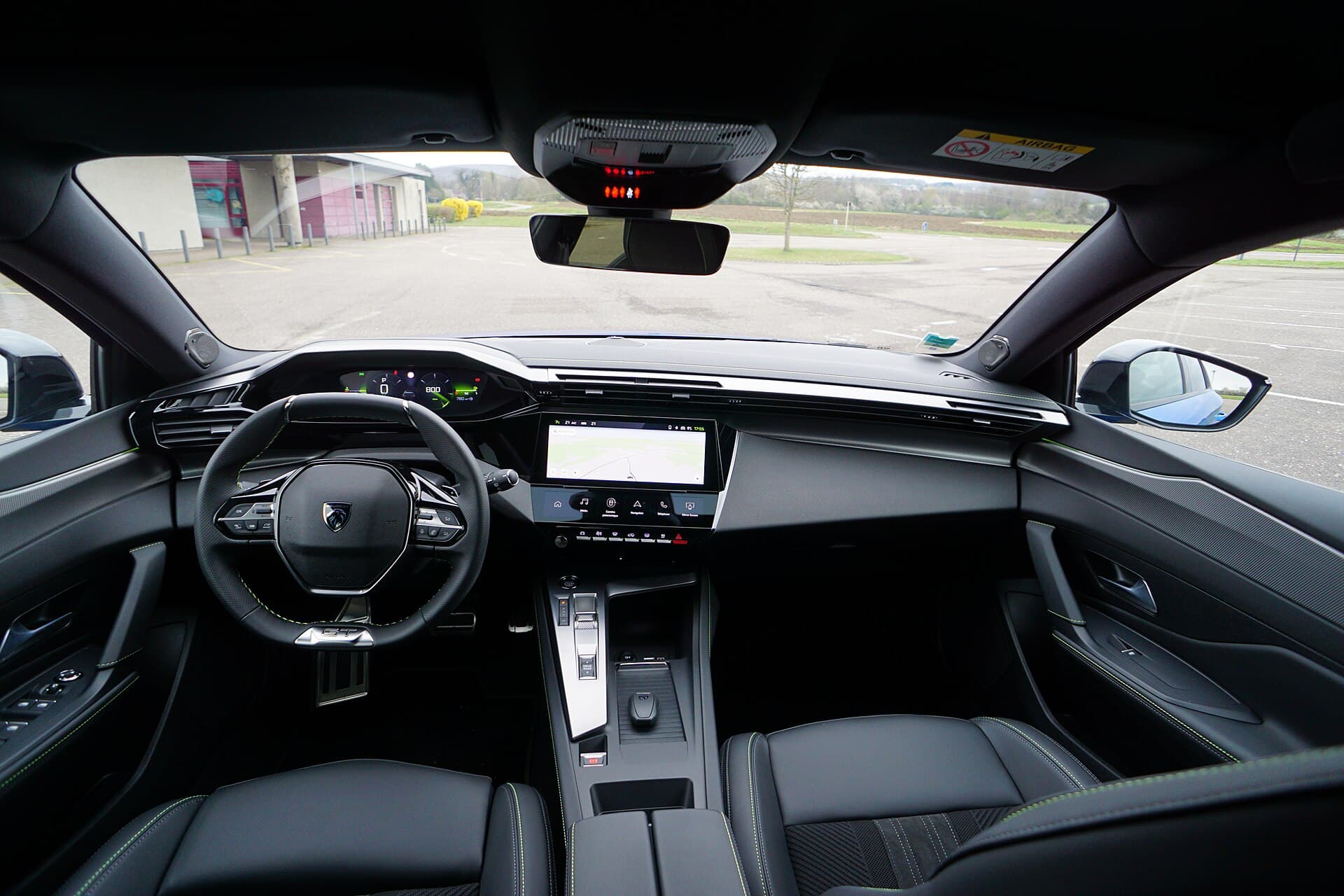Peugeot 308 di terza generazione vista di tre quarti anteriore