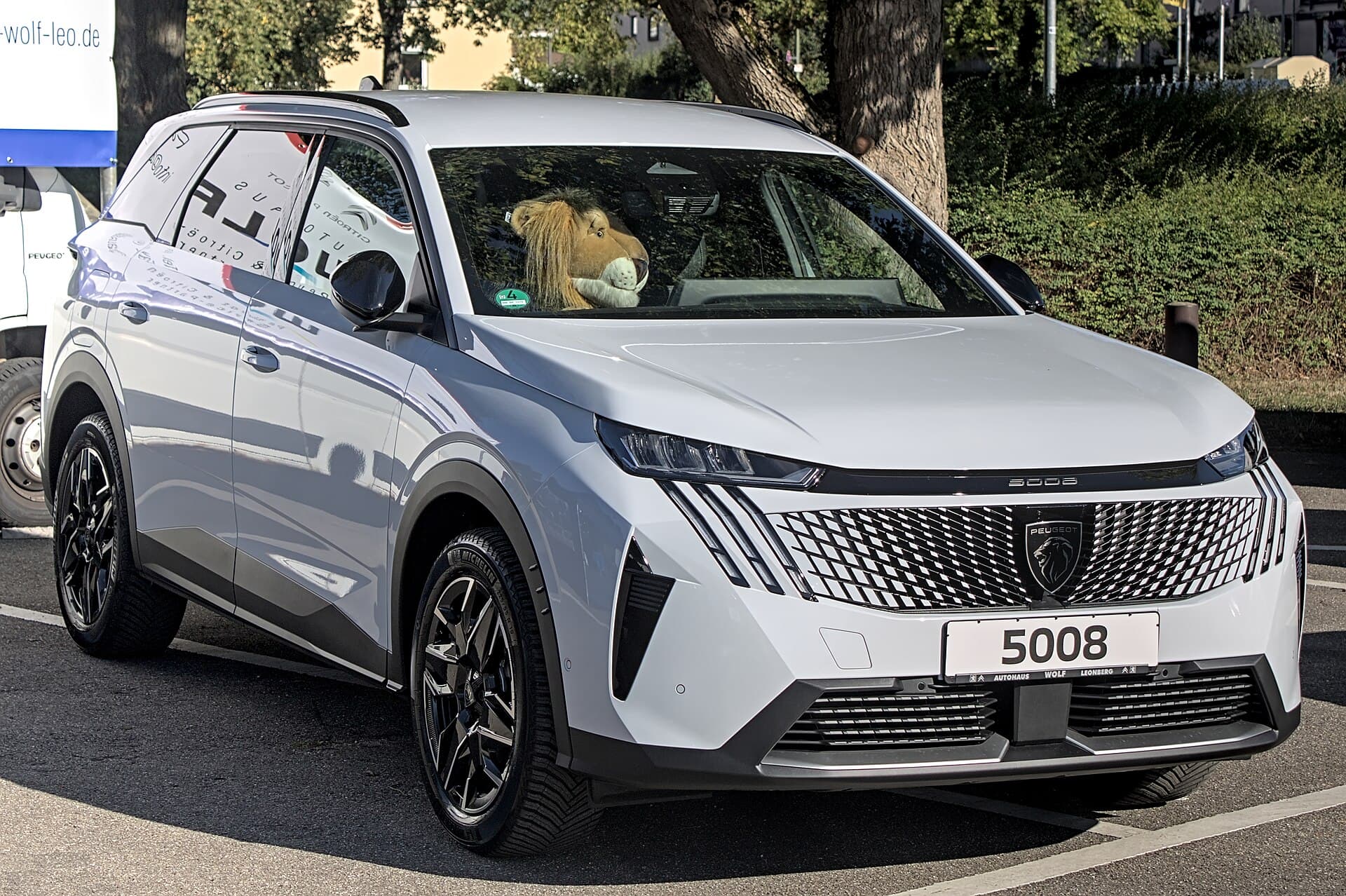 Peugeot 5008 di terza generazione mild hybrid di colore bianco vista di tre quarti anteriore