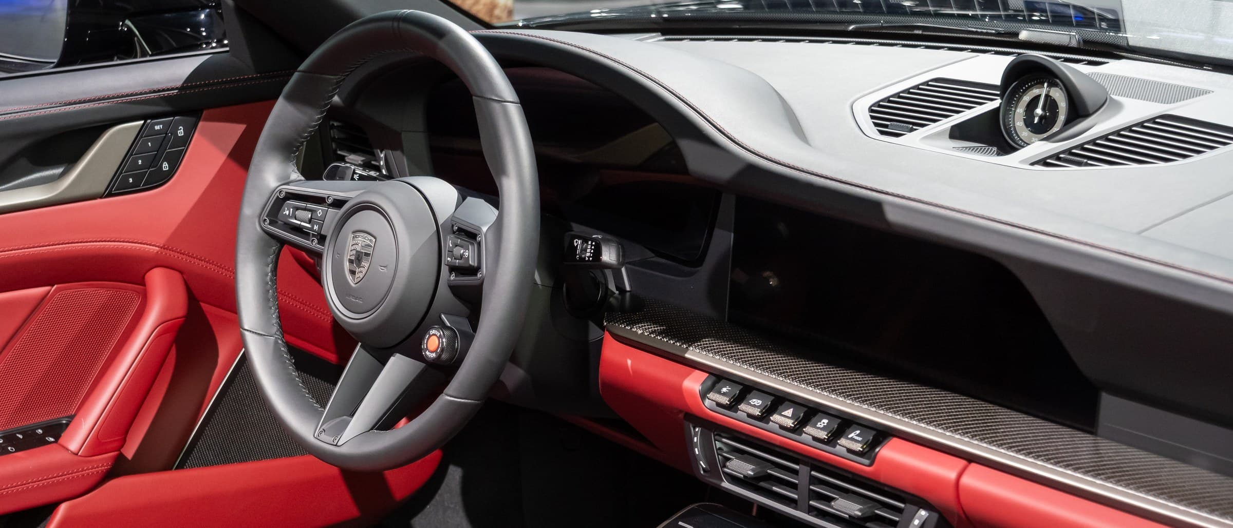 Plancia e volante della Porsche 911 (generazione 992.2), vista dalla portiera