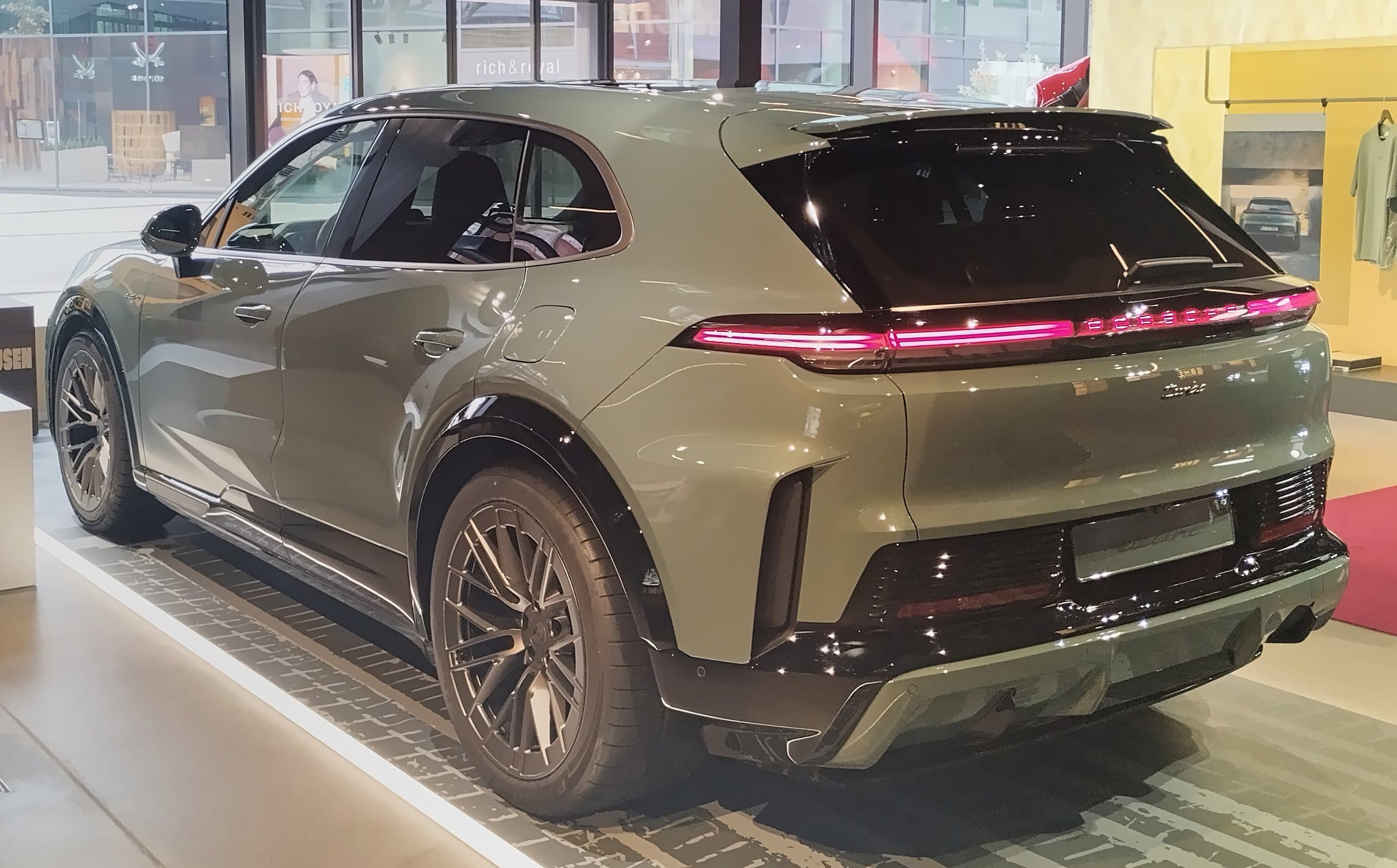 Porsche Cayenne Electric, Turbo, vista di tre quarti posteriore