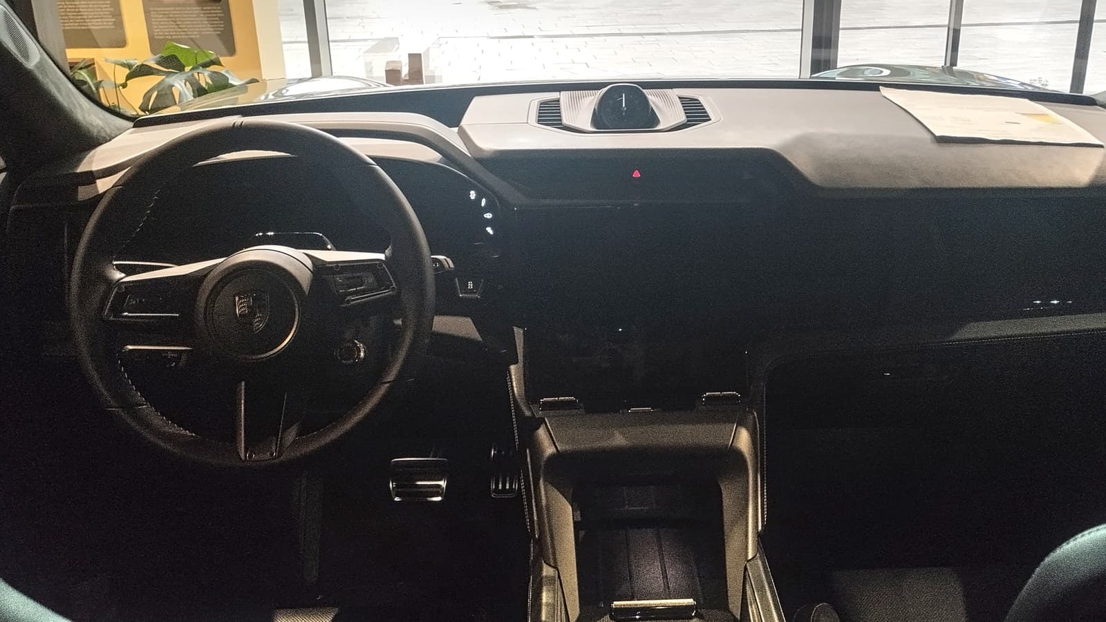 Plancia della Porsche Cayenne Electric vista dai sedili posteriori