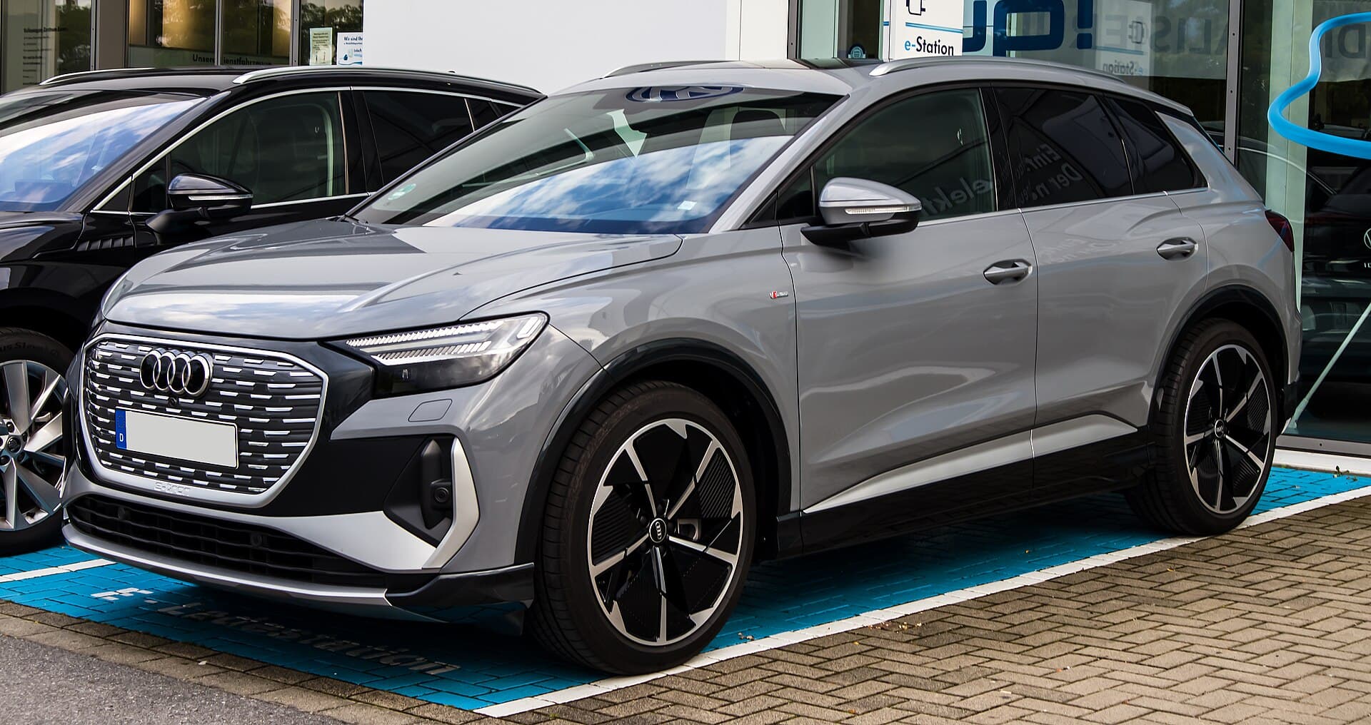 Audi Q4 e-tron allestimento S line vista anteriore di tre quarti