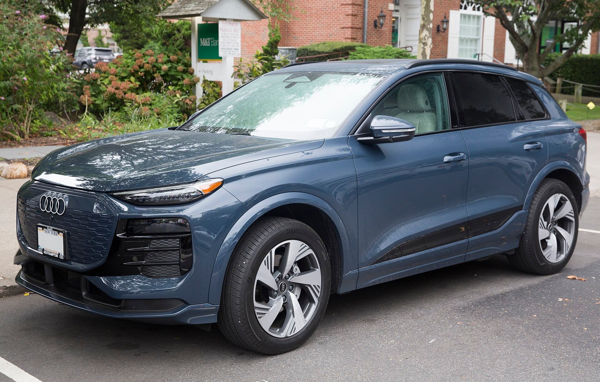 Audi Q6 e-tron quattro Premium Plus di colore blu Plasma, vista anteriore di tre quarti sinistra