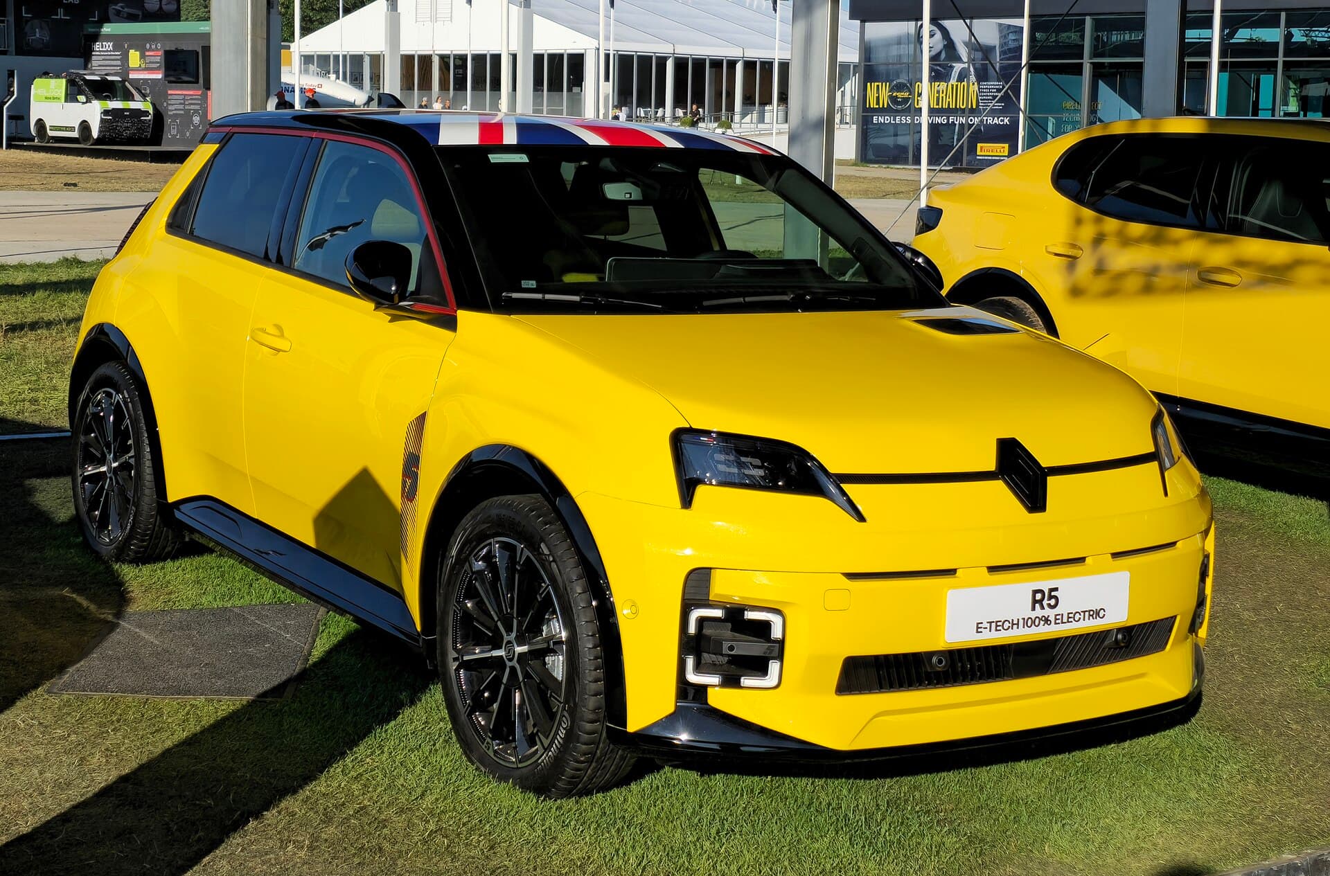 Renault 5 E-Tech elettrica in esposizione, vista esterna