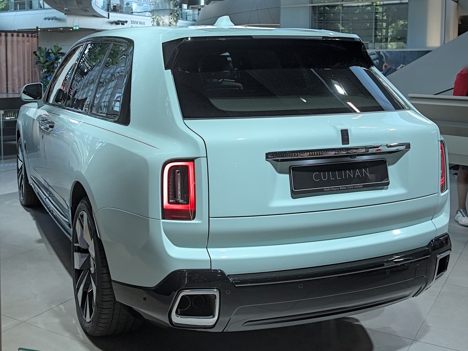 Rolls-Royce Cullinan Series II azzurra, vista posteriore di tre quarti