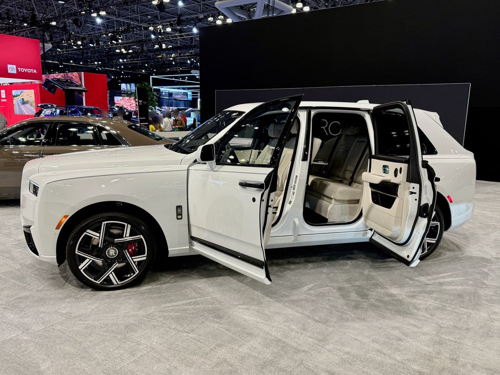 Rolls-Royce Cullinan Series II bianca di profilo con le porte aperte