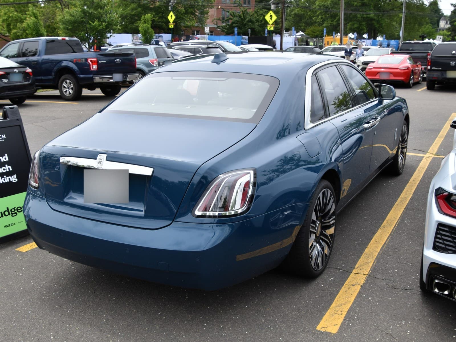 Rolls-Royce Ghost blu, vista posteriore di tre quarti in un parcheggio