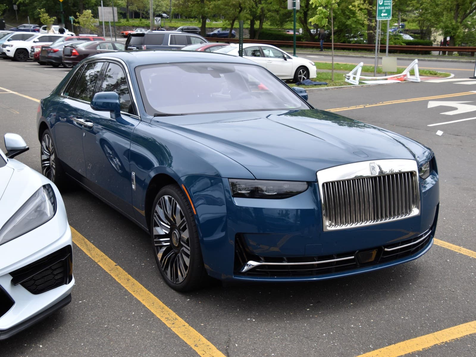 Rolls-Royce Ghost blu, vista anteriore di tre quarti in un parcheggio