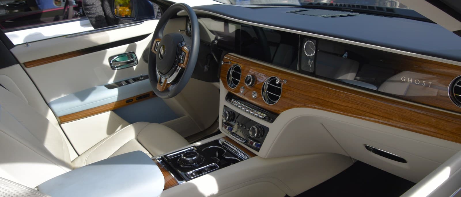 Plancia e volante della Rolls-Royce Ghost con legno chiaro e pelle bianca