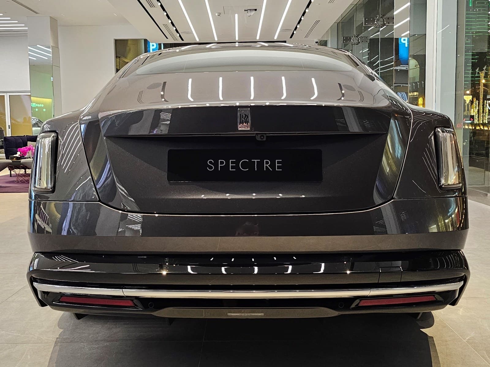 Rolls-Royce Spectre grigio antracite, vista posteriore con i fanali verticali
