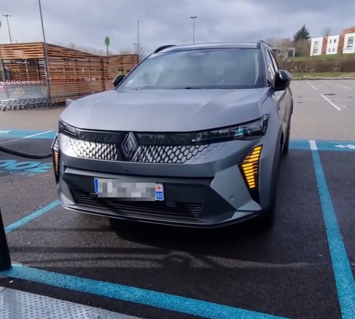 Renault Scenic E-Tech elettrica di quinta generazione, vista tre quarti anteriore