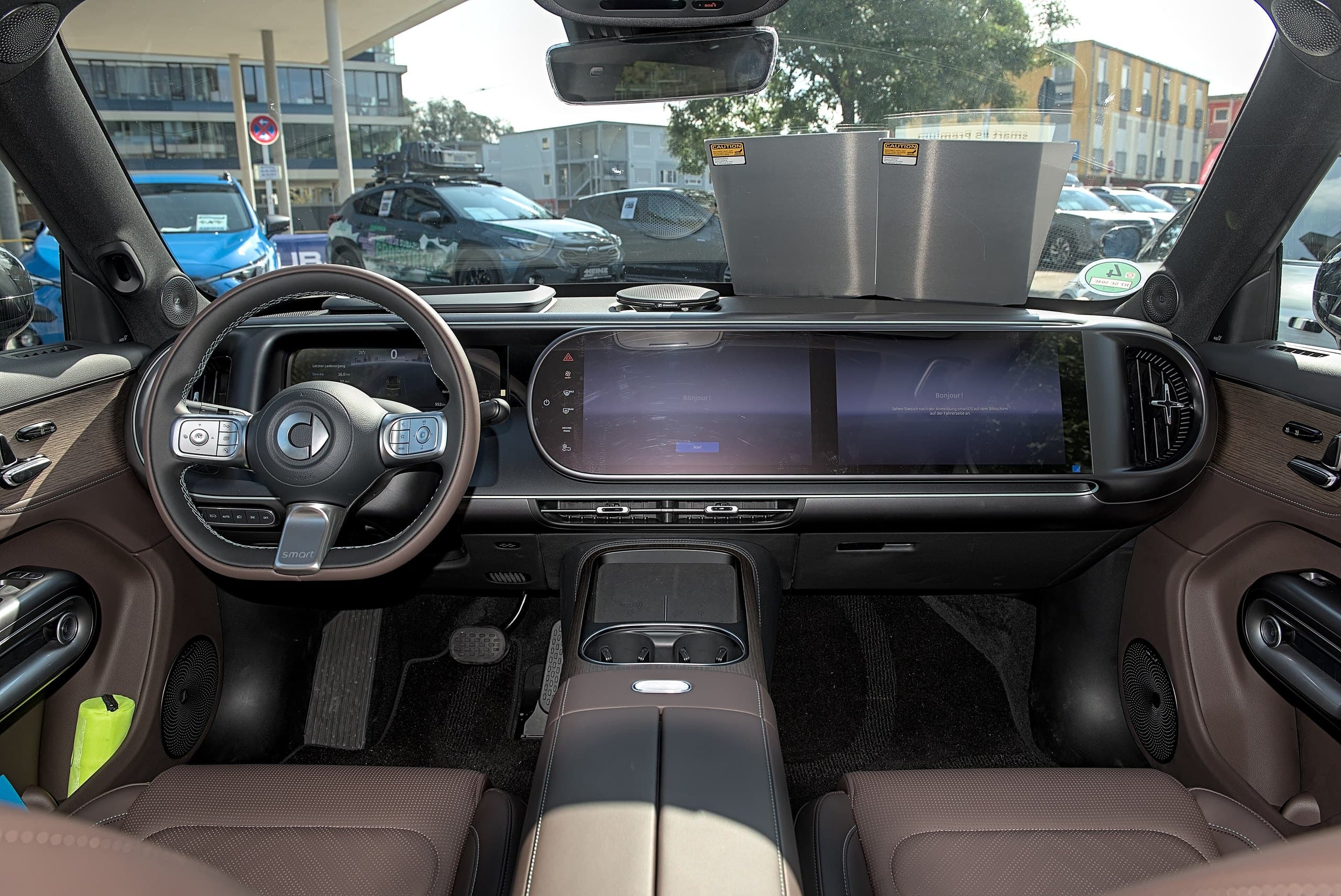 smart #5, interni della Premium: volante, doppio schermo e console (salone di Tubinga 2025)