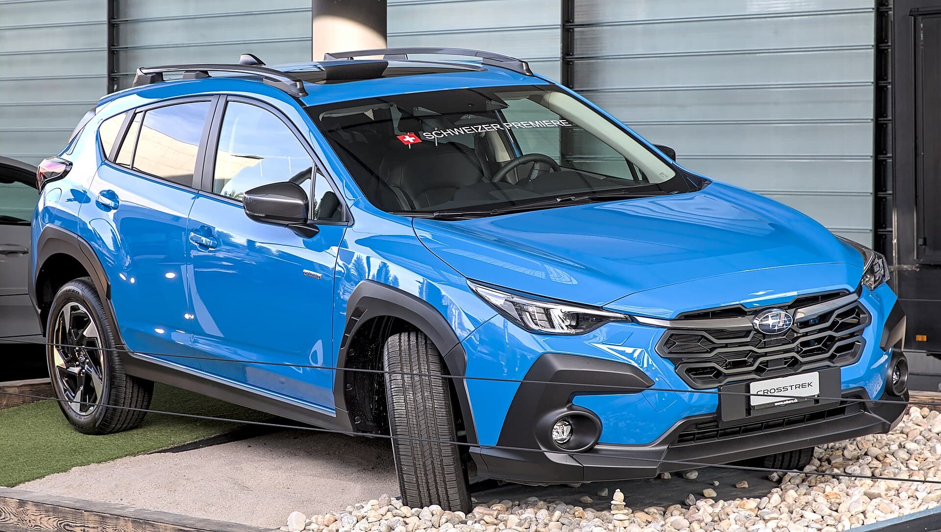 Subaru Crosstrek terza generazione (GU) e-Boxer di colore blu vista di tre quarti anteriore