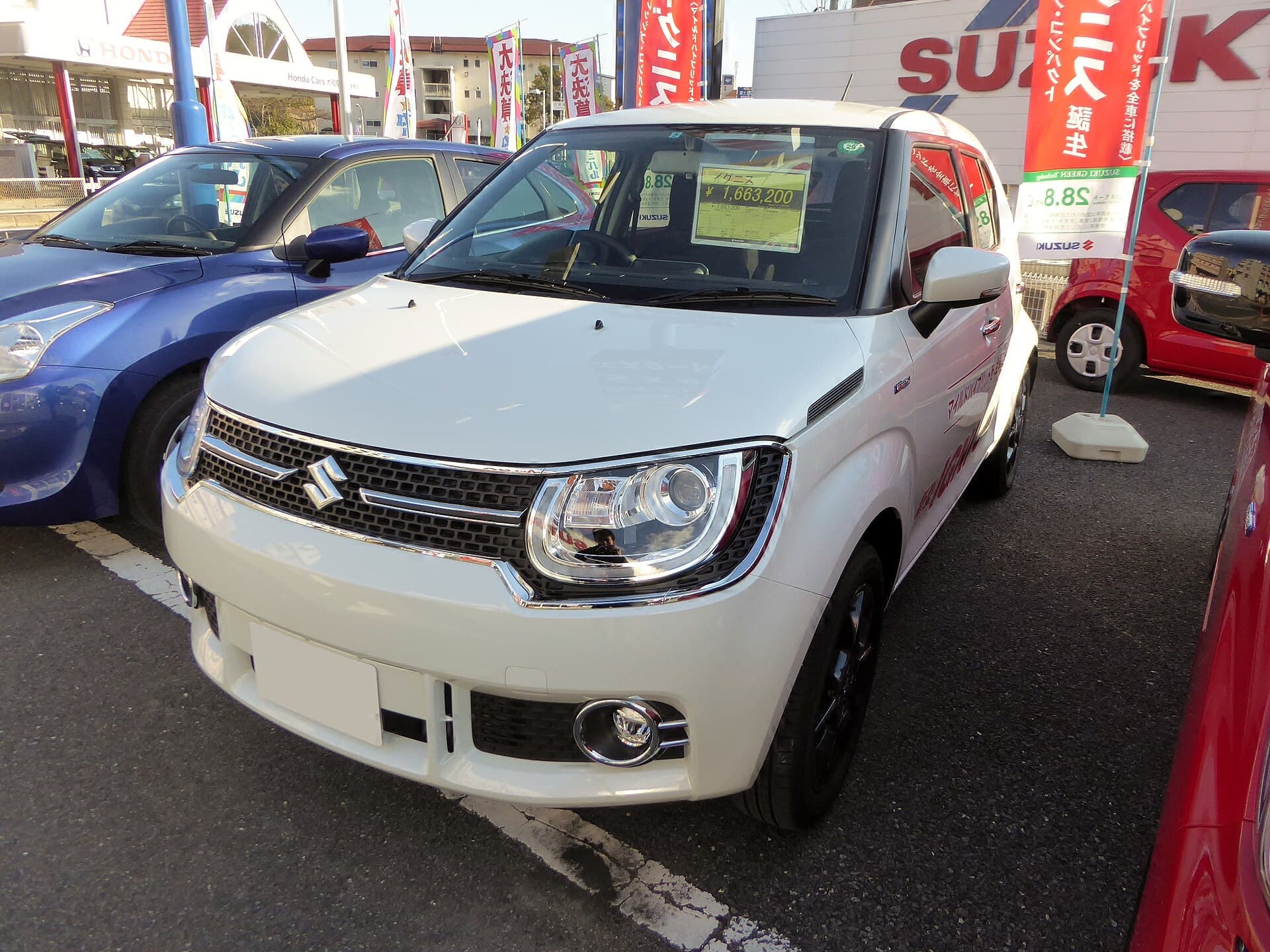 Suzuki Ignis Hybrid di terza generazione di colore bianco vista di tre quarti anteriore