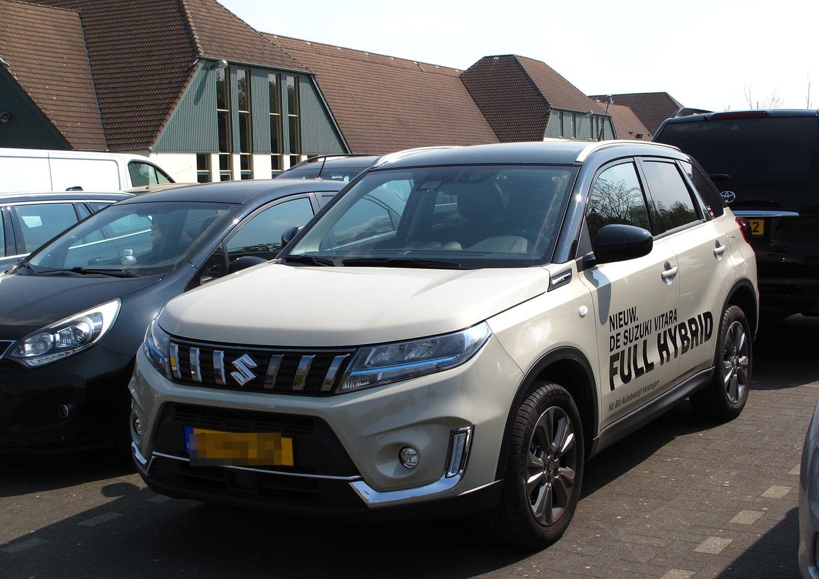 Suzuki Vitara 1.5 Full Hybrid, vista di tre quarti anteriore