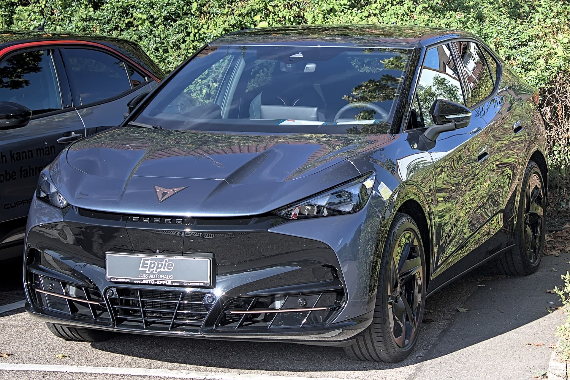 Cupra Tavascan grigia esposta alla Leonberger Autoschau 2024