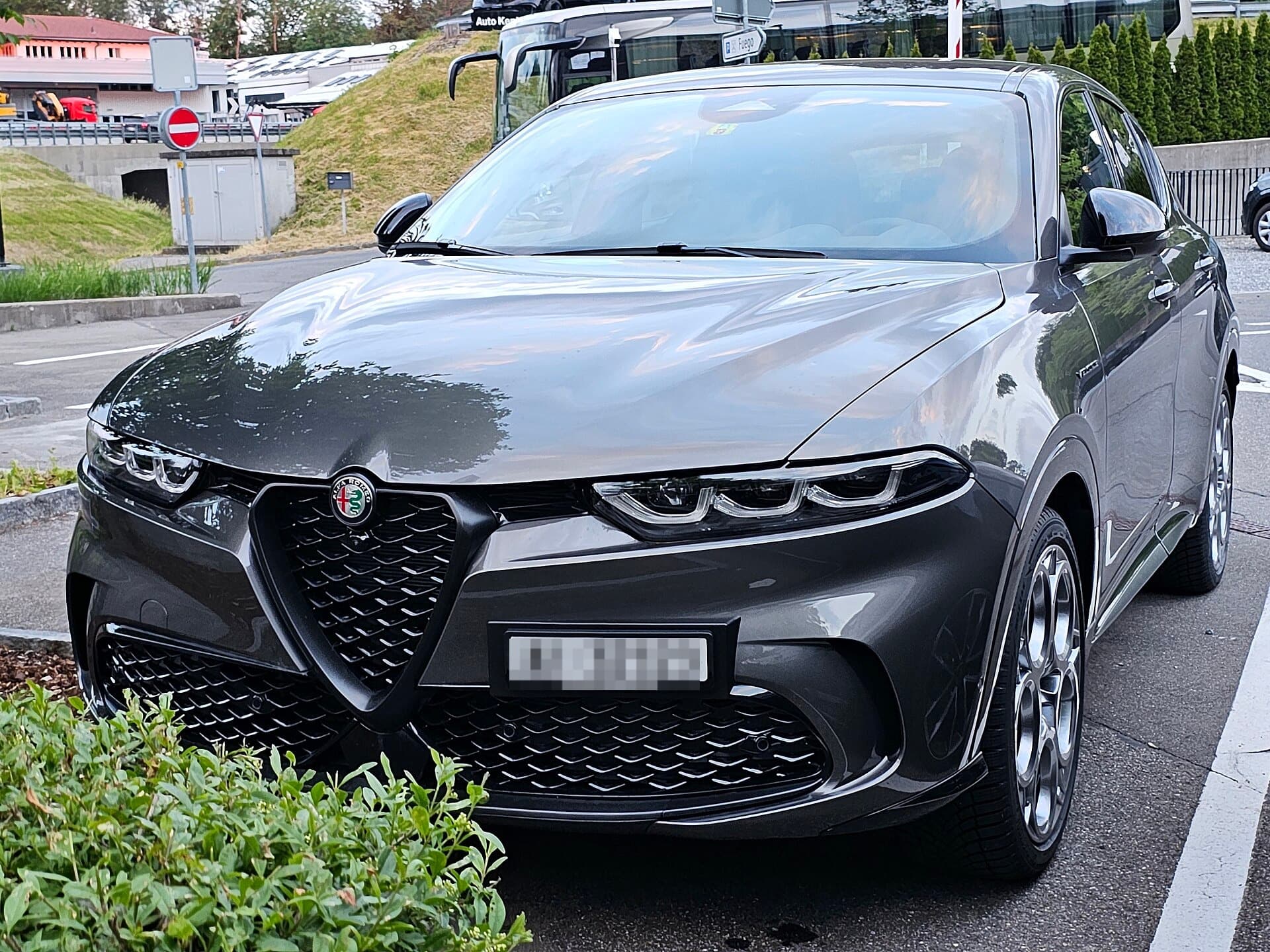Alfa Romeo Tonale Veloce di colore grigio Vesuvio vista di tre quarti anteriore