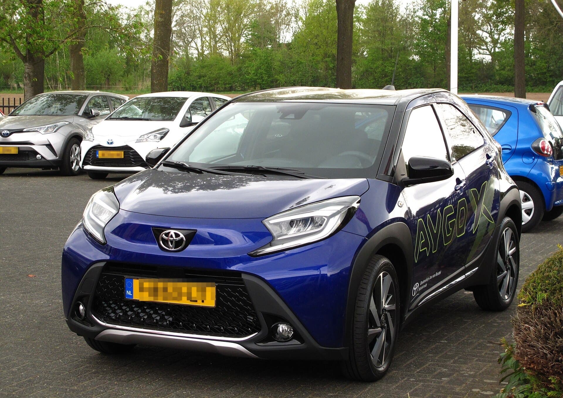 Toyota Aygo X 1.0 VVT-i blu vista frontale tre quarti