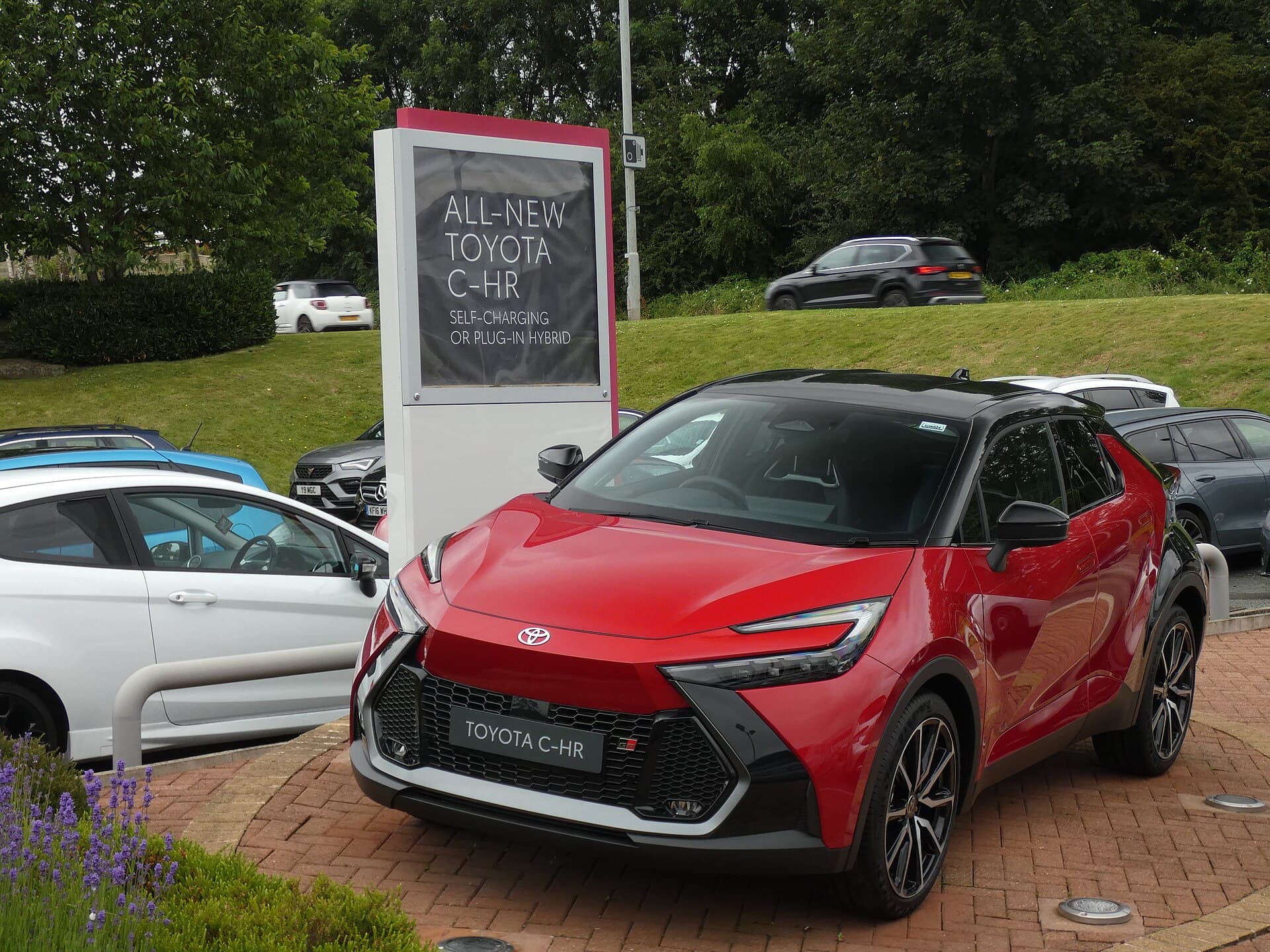 Toyota C-HR GR Sport HEV di seconda generazione vista anteriore, colore rosso