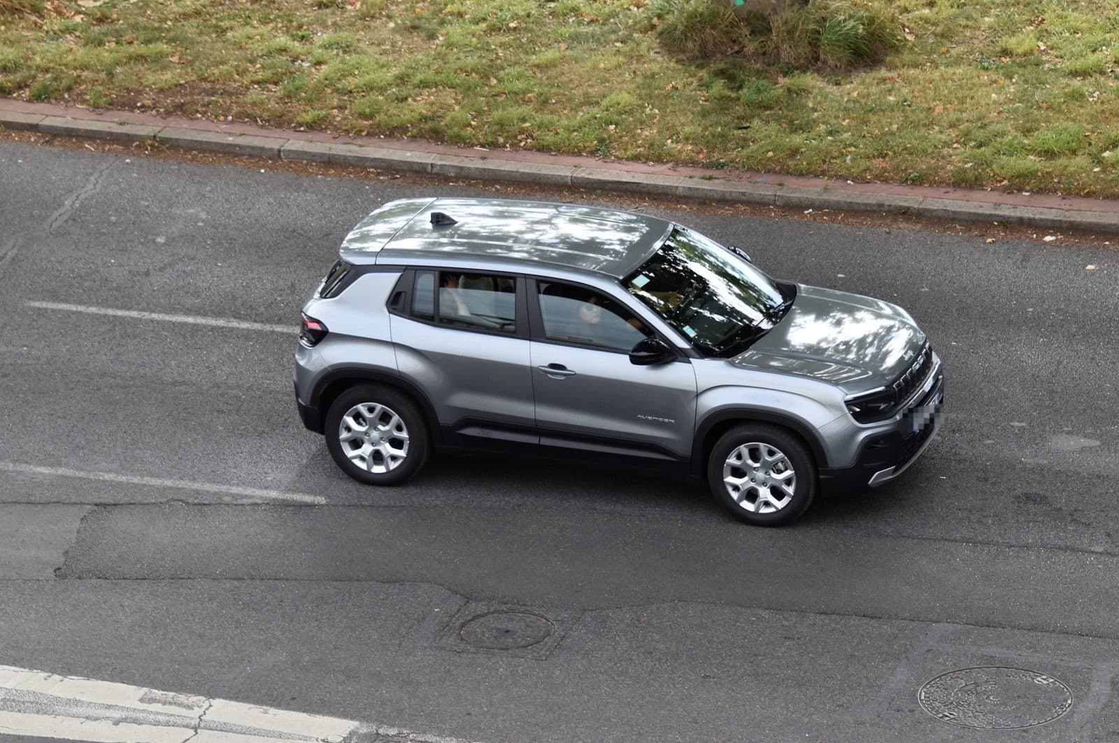 Jeep Avenger 4xe Hybrid, vista esterna di tre quarti anteriore