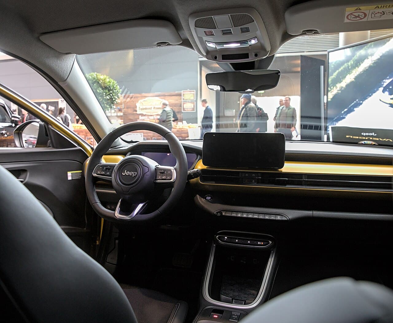 Jeep Avenger, plancia con inserto giallo, schermo centrale e volante Jeep