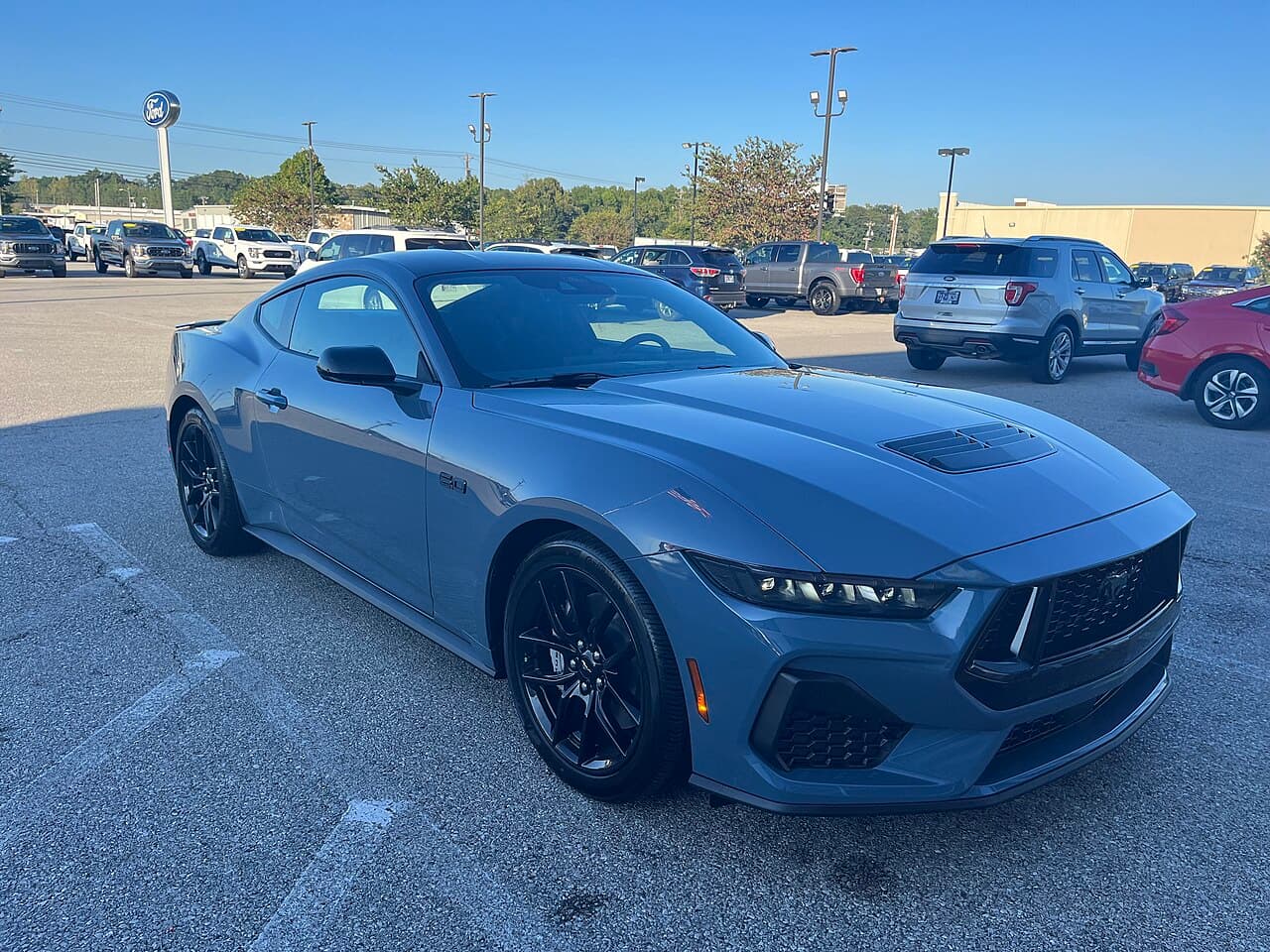 Ford Mustang GT V8, coupé blu, tre quarti anteriore destro