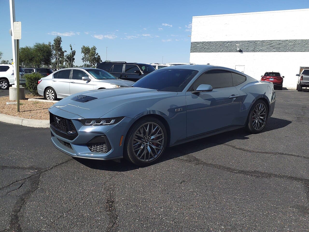 Ford Mustang GT V8, coupé blu, tre quarti anteriore sinistro