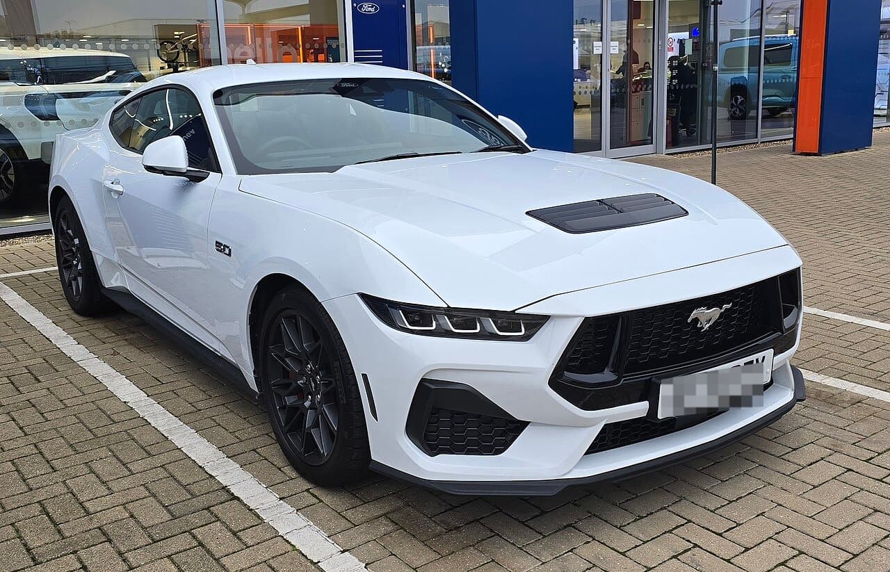 Ford Mustang GT V8, coupé bianca, vista di tre quarti anteriore