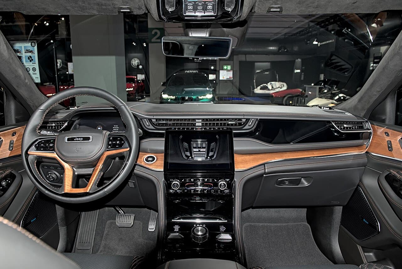 Jeep Grand Cherokee 4xe, plancia con inserti in legno, schermo centrale e volante Jeep