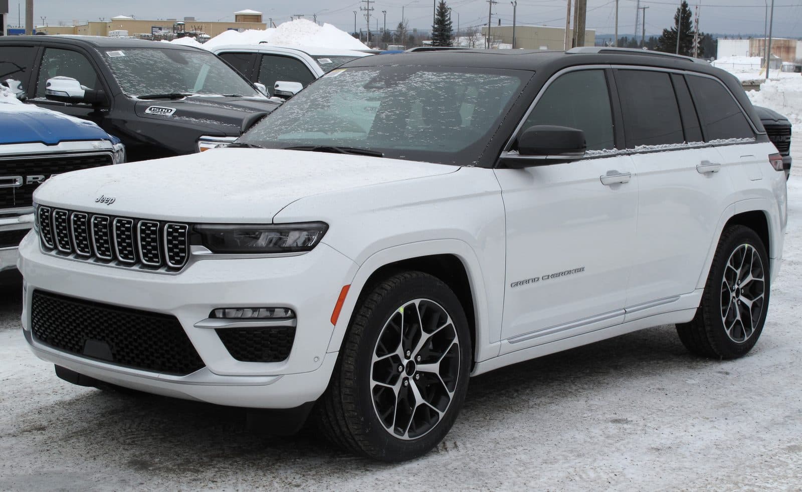 Jeep Grand Cherokee Summit Reserve di quinta generazione, bianca, vista di tre quarti anteriore sinistra