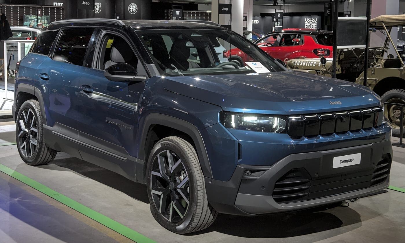 Jeep Compass elettrica (nuova generazione) blu, vista di tre quarti anteriore