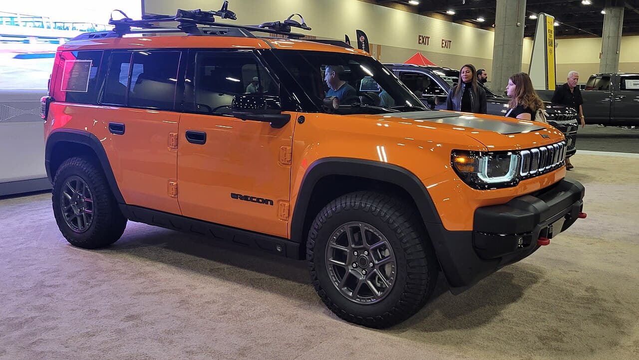 Jeep Recon Moab, fuoristrada elettrico arancione, vista di tre quarti anteriore