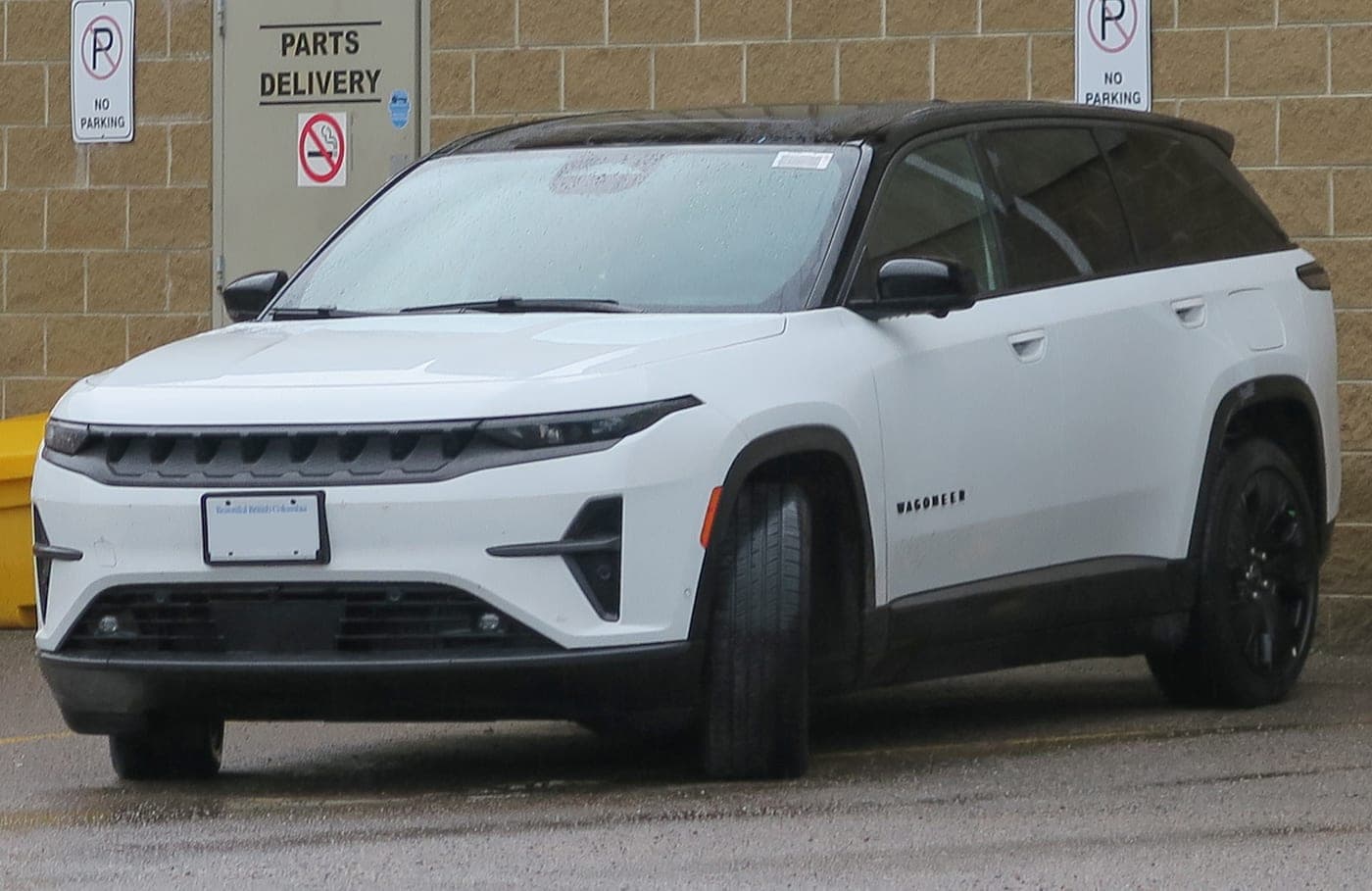 Jeep Wagoneer S Launch Edition bianca, SUV elettrico, vista di tre quarti anteriore