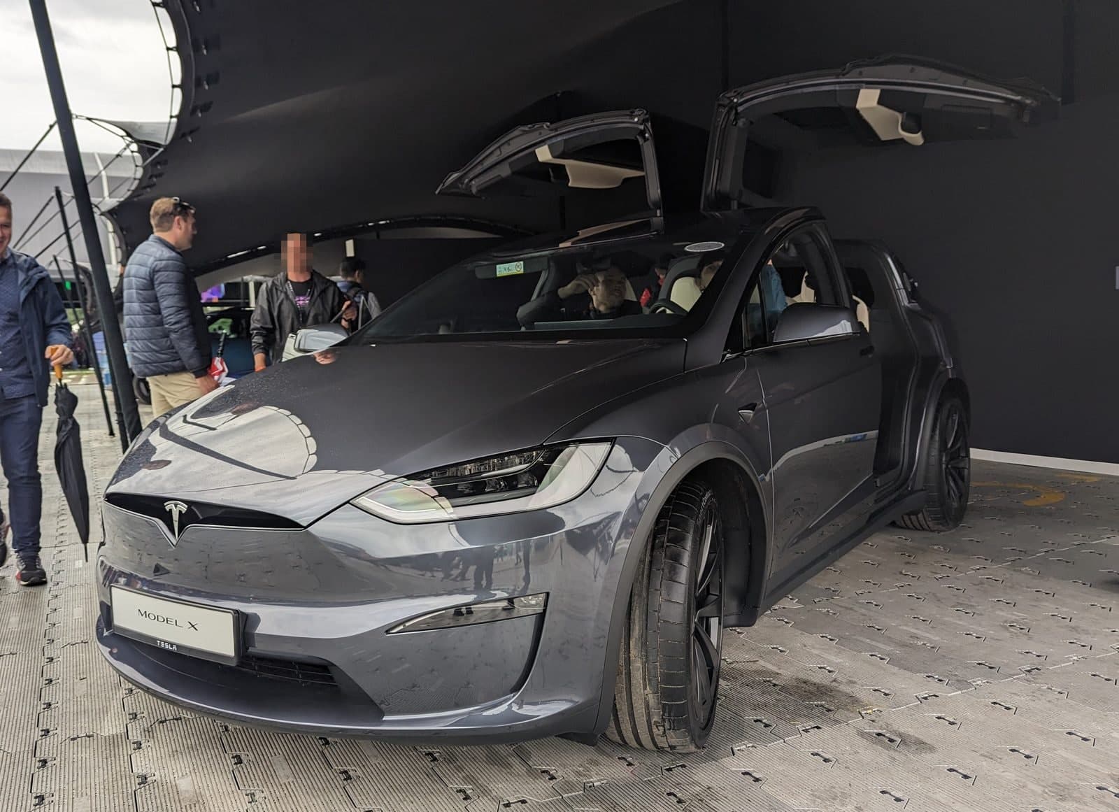 Tesla Model X Plaid 2023, vista di tre quarti anteriore