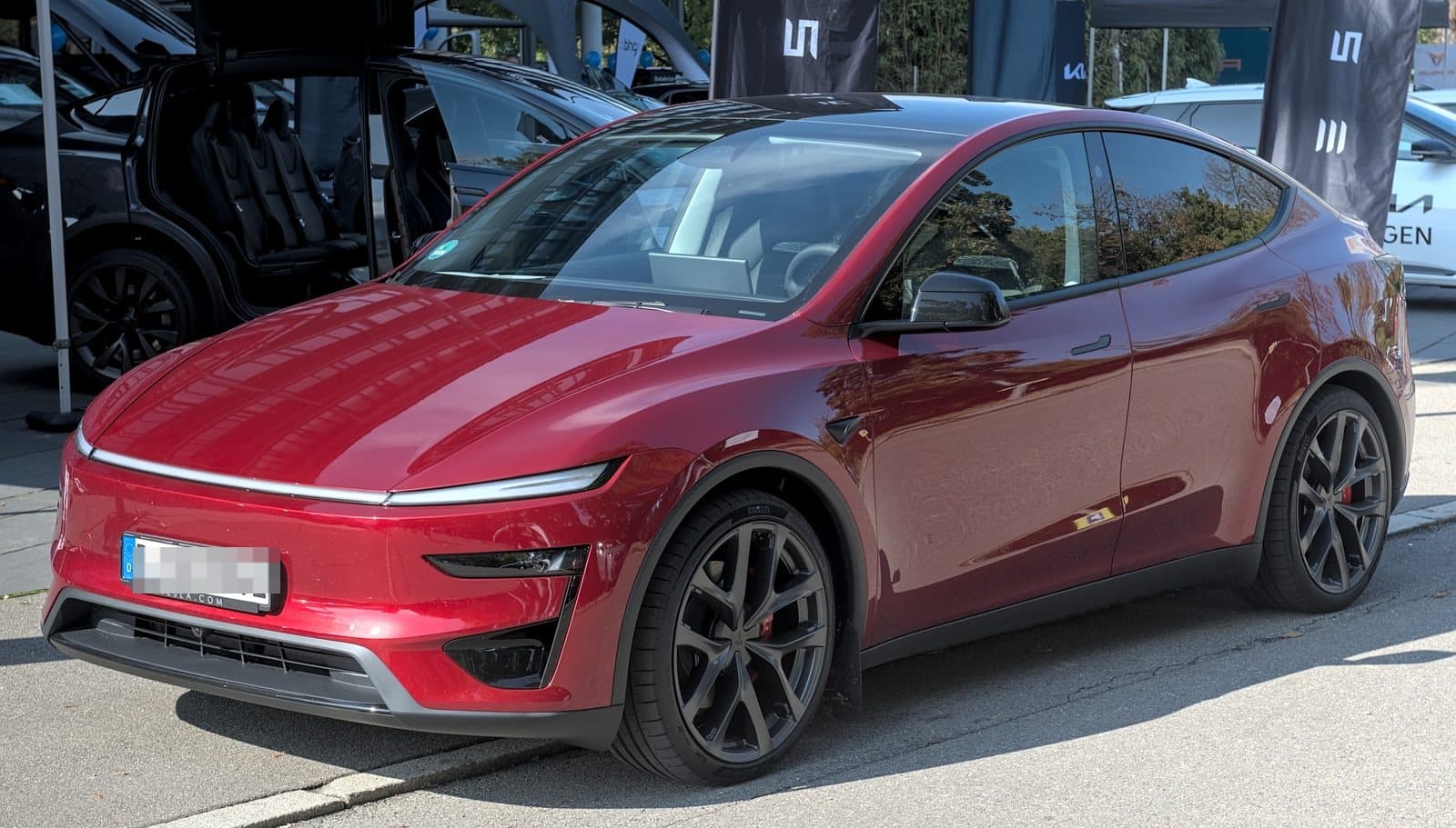 Tesla Model Y Performance rossa, vista di tre quarti anteriore