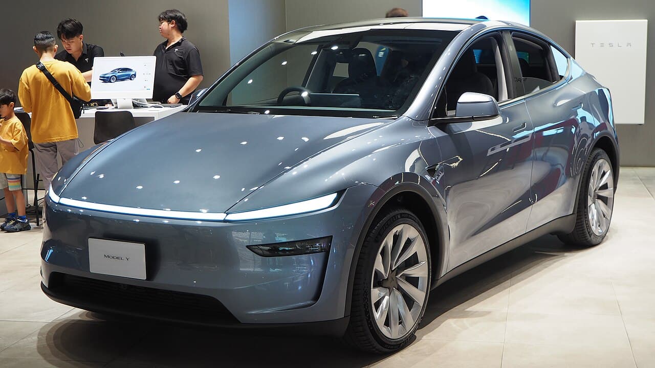 Tesla Model Y, vista di tre quarti anteriore