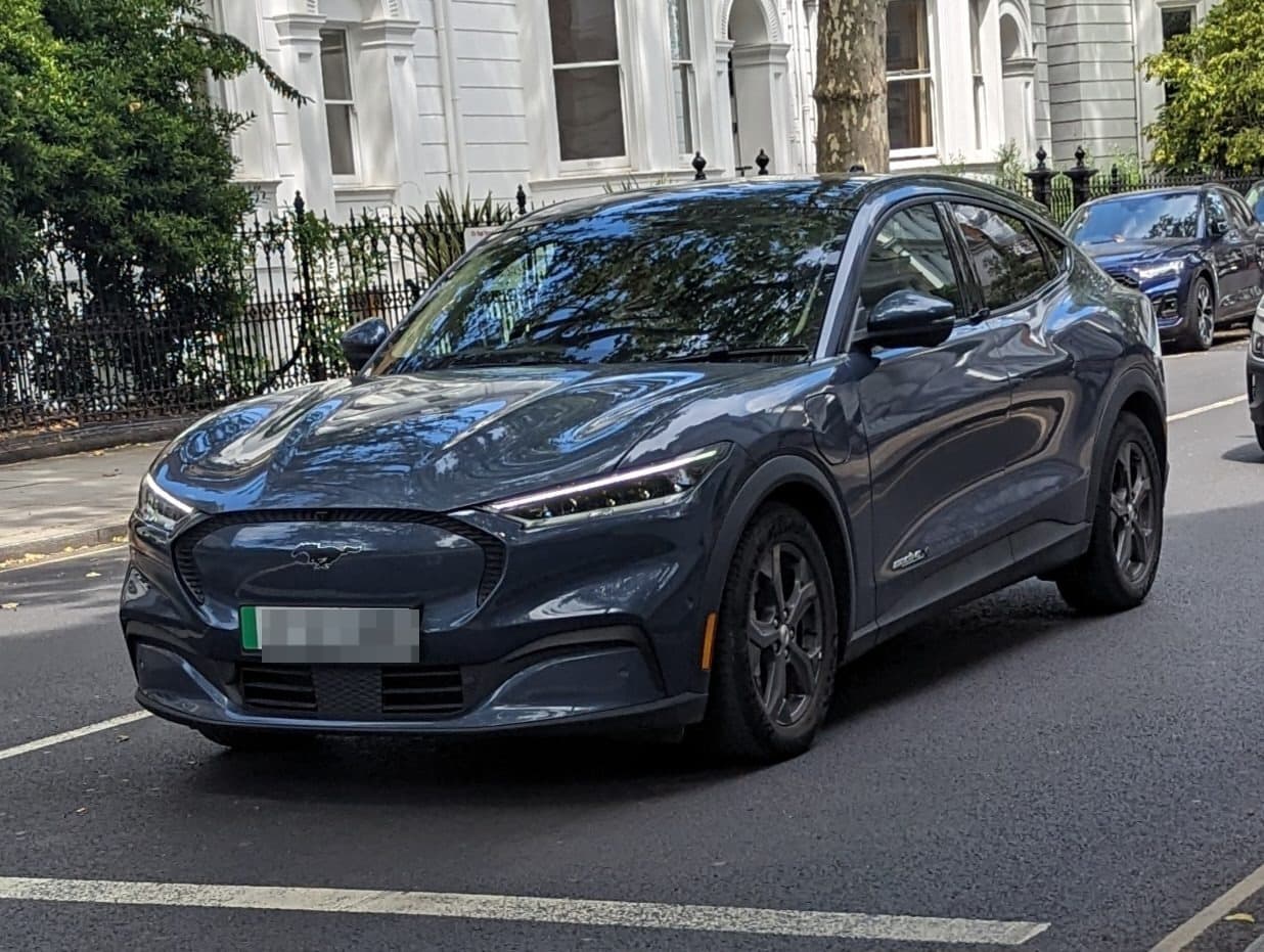 Ford Mustang Mach-E, vista di tre quarti anteriore