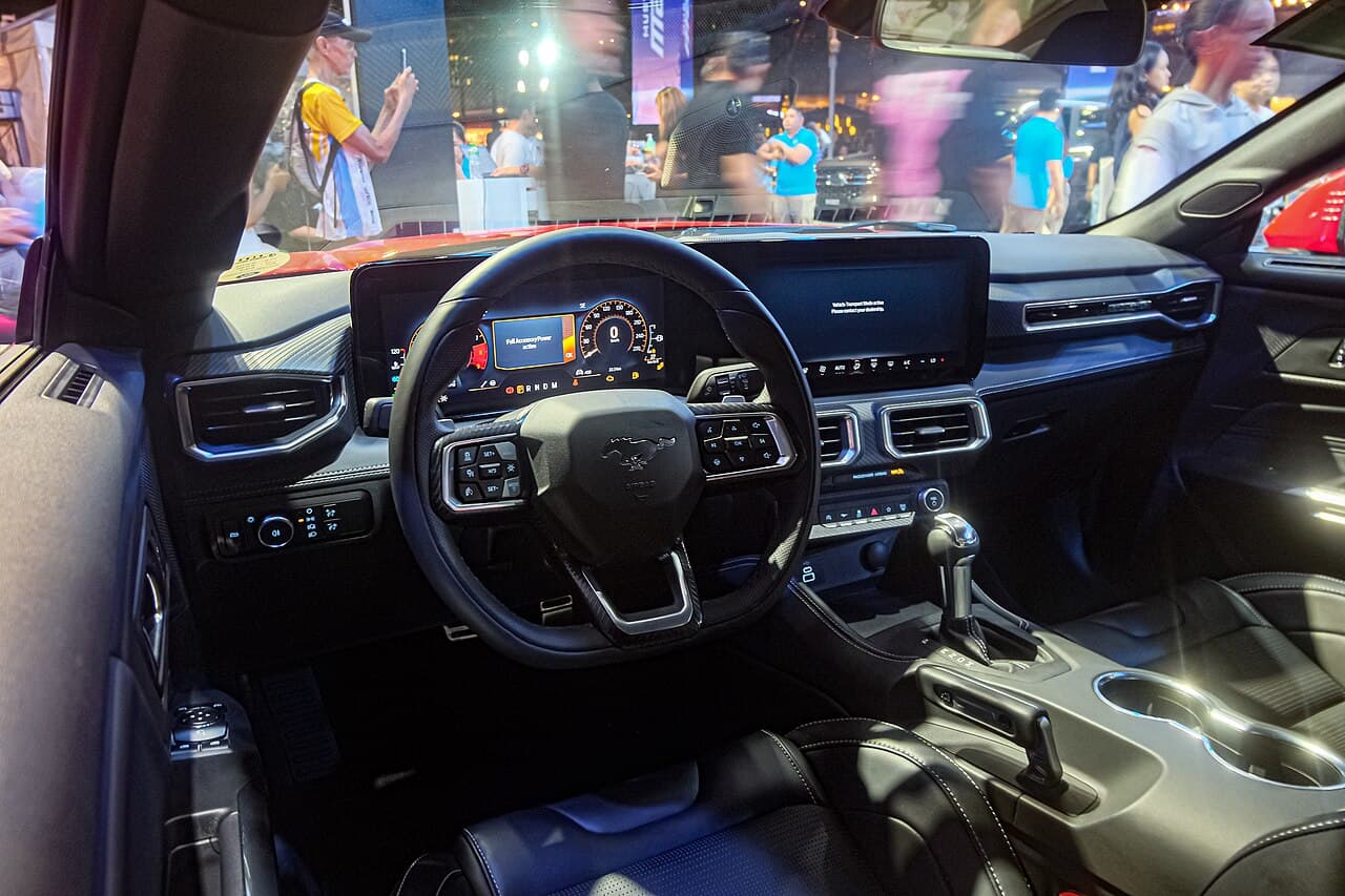 Ford Mustang S650 5.0 GT, abitacolo con quadro strumenti e schermo centrale digitali