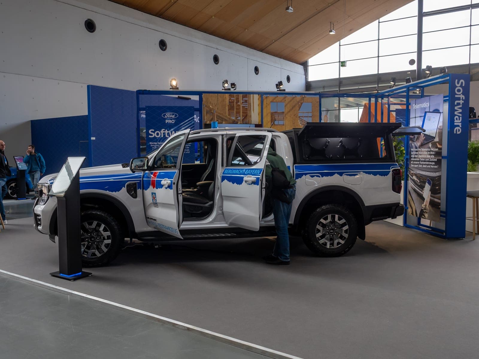Ford Ranger Plug-in Hybrid in allestimento di soccorso, vista laterale